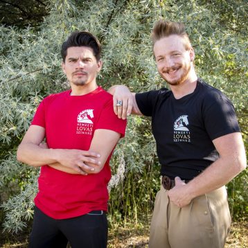 Nemzeti Lovas Színház logós póló