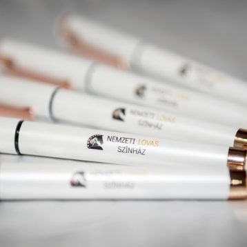 gyöngyházfényű toll